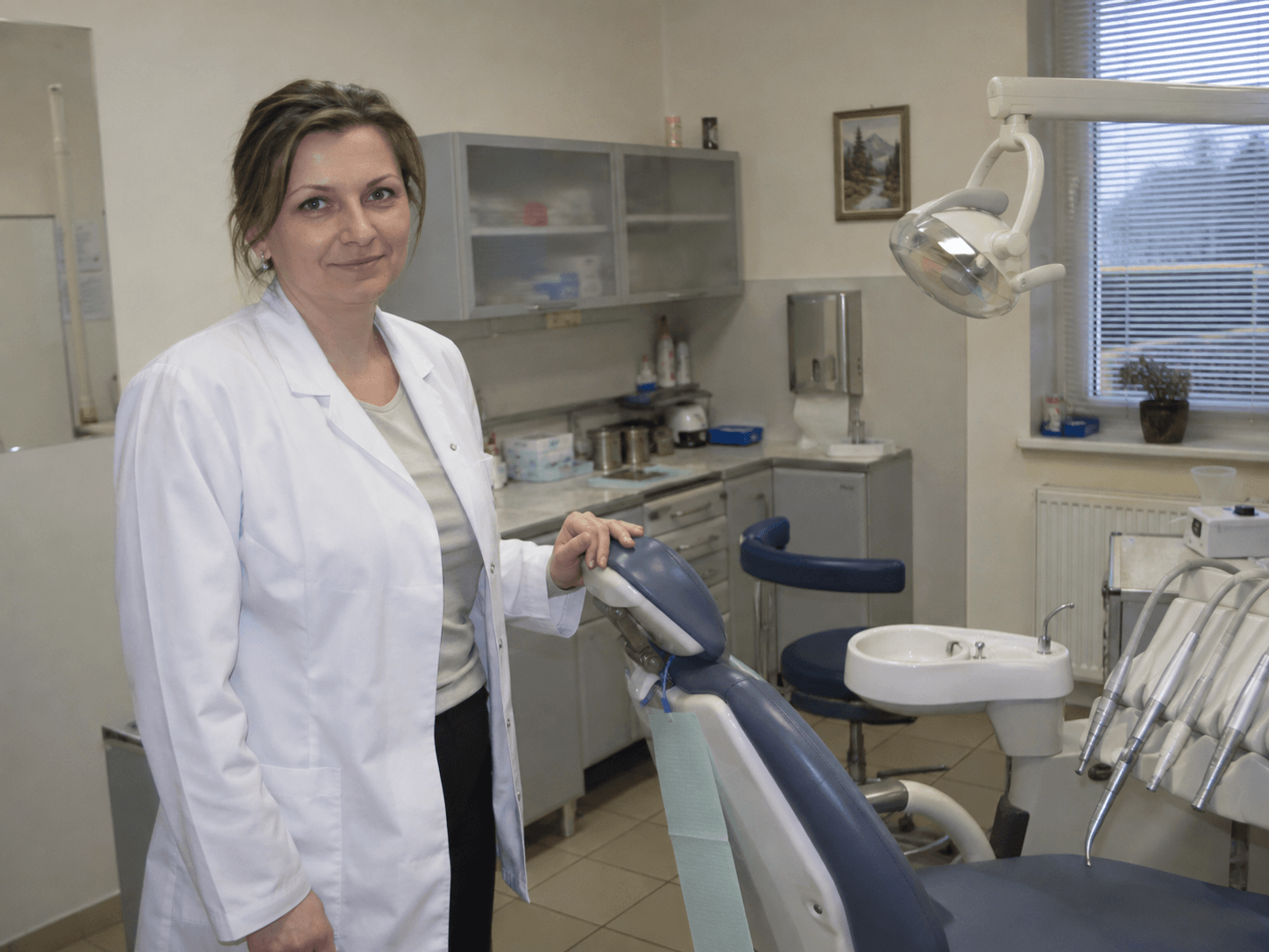 Fikcyjna stomatolożka Anna Kowalska w gabinecie